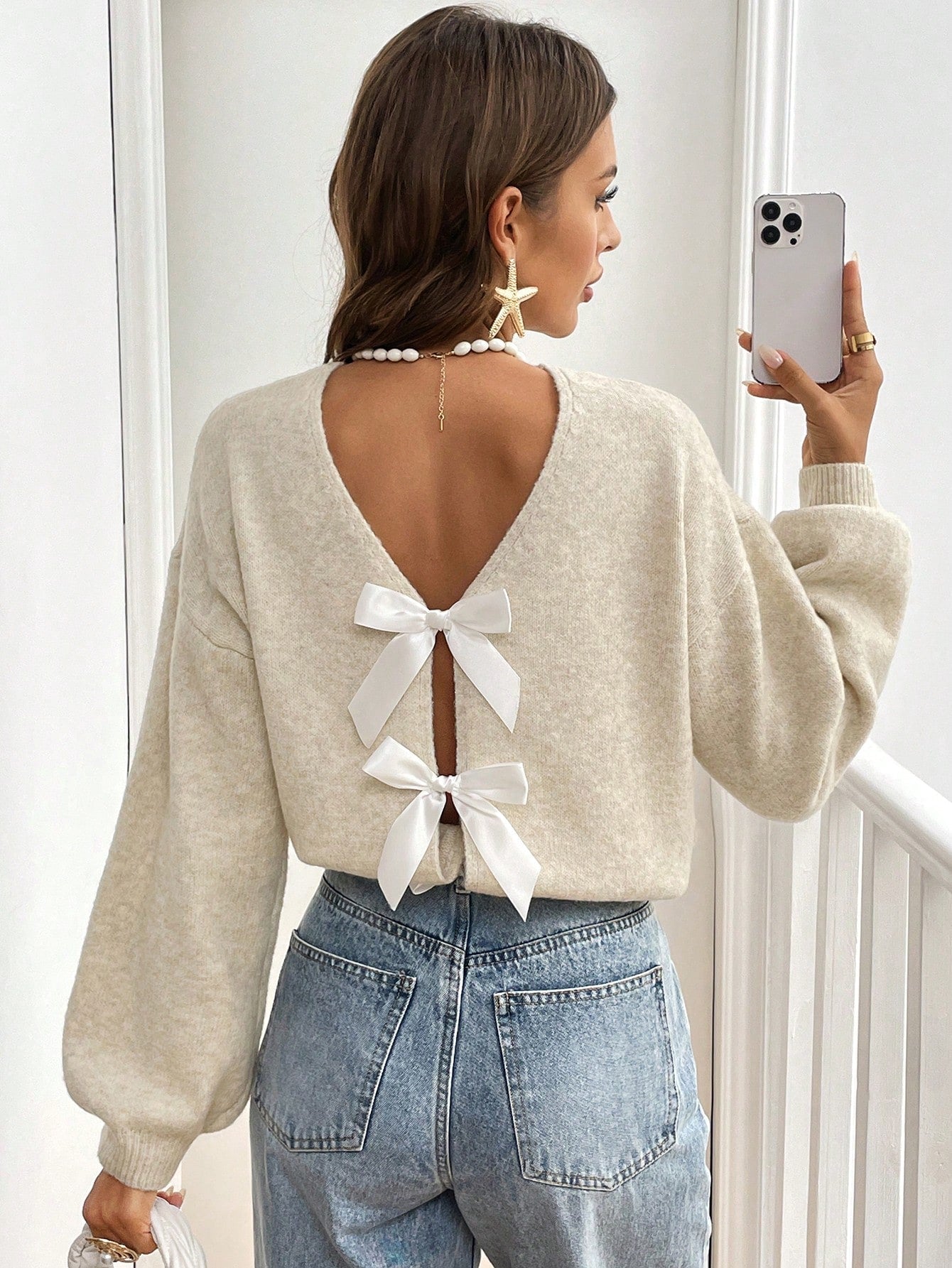 Elvire - Elegante Open-Back Trui met Strikdetails
