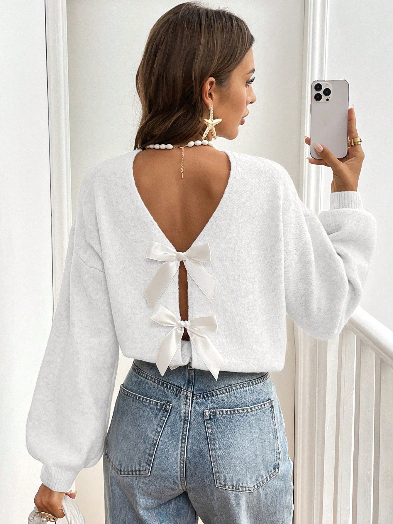 Elvire - Elegante Open-Back Trui met Strikdetails