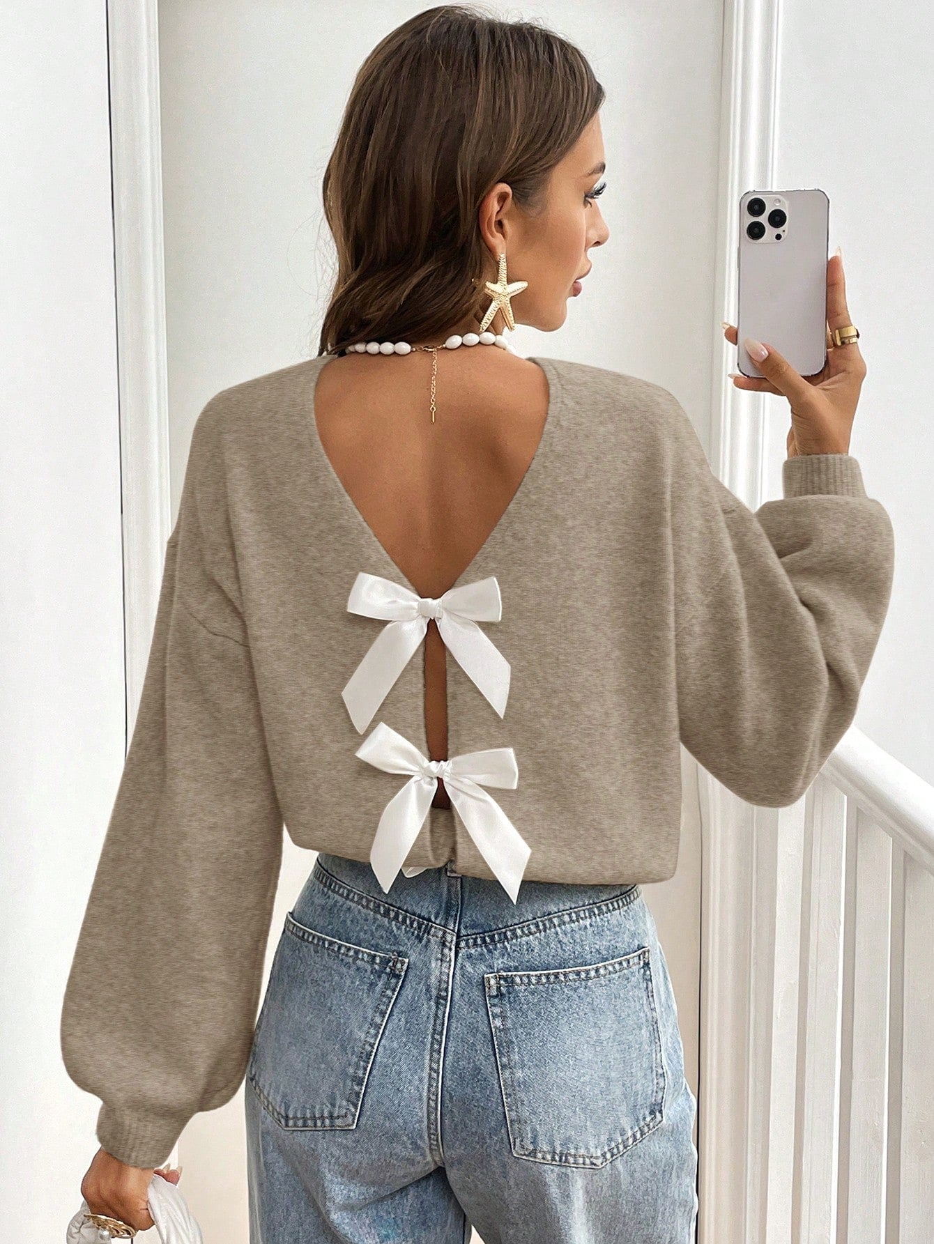 Elvire - Elegante Open-Back Trui met Strikdetails