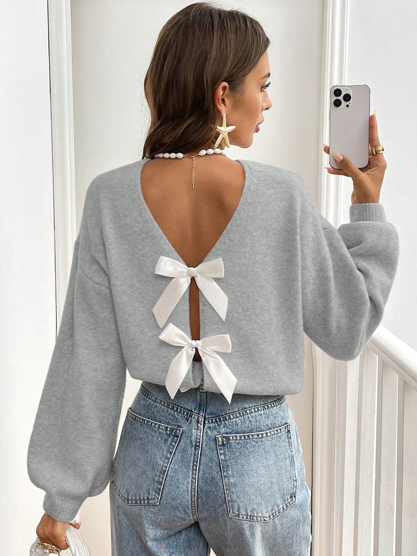 Elvire - Elegante Open-Back Trui met Strikdetails