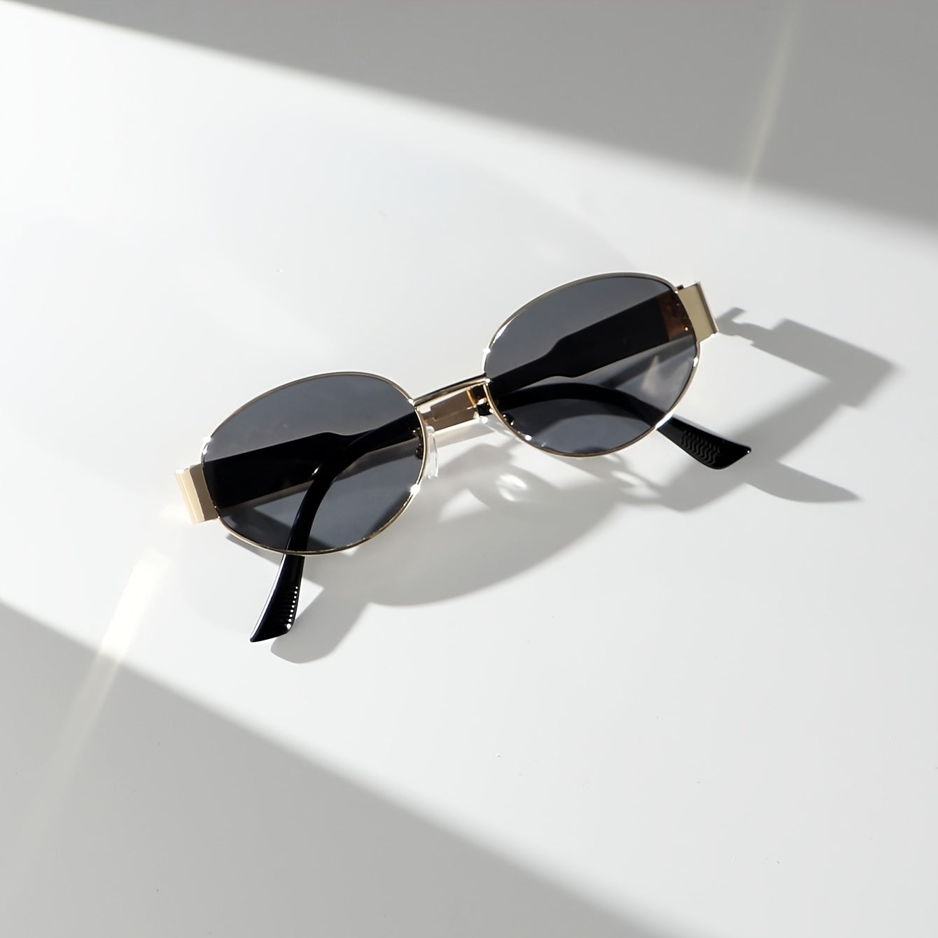 Minimalistische Dames Zonnebril – Retro Ovaal Design met Gouden Accenten