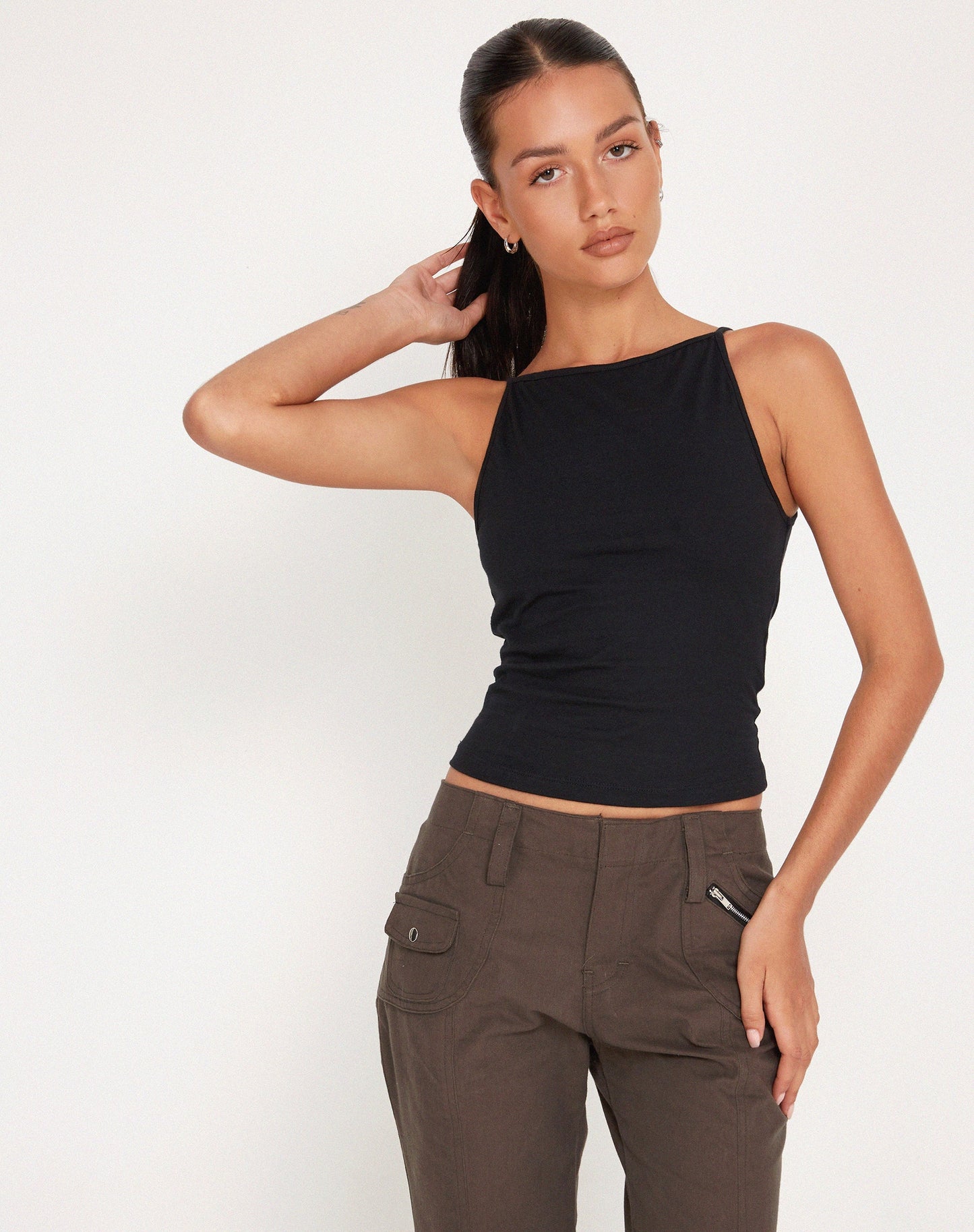Maélie - Minimalistische haltertop in tijdloos zwart