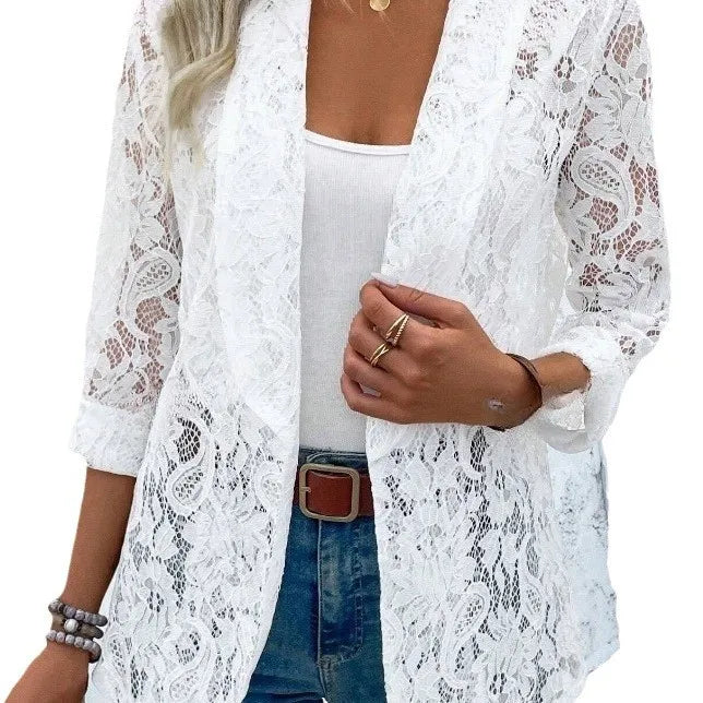 Vrouw draagt een zwarte kanten blazer met bloemendessin, perfect als licht jasje voor een stijlvolle look.