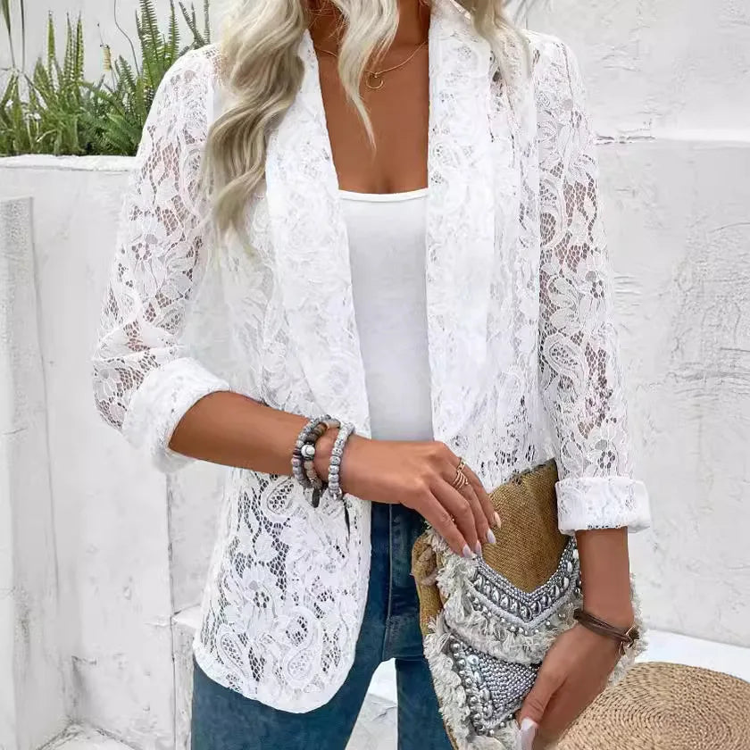 Vrouw draagt een zwarte kanten blazer met bloemendessin, perfect als licht jasje voor een stijlvolle look.