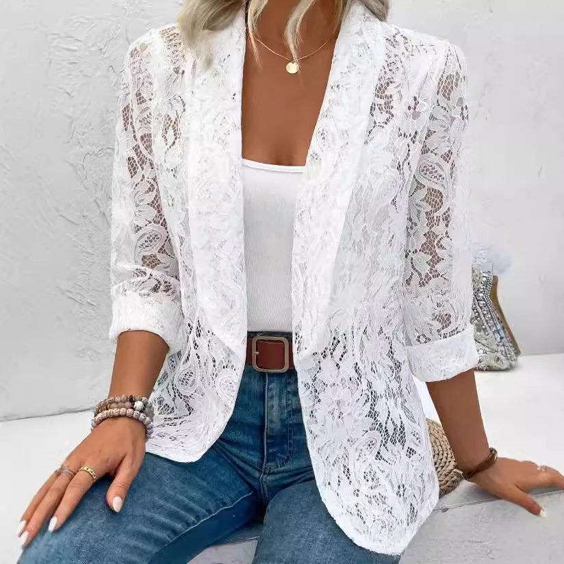 Vrouw draagt een zwarte kanten blazer met bloemendessin, perfect als licht jasje voor een stijlvolle look.