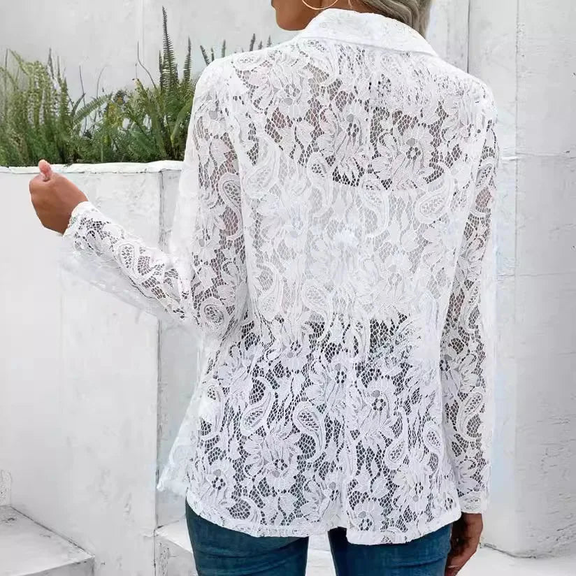 Vrouw draagt een zwarte kanten blazer met bloemendessin, perfect als licht jasje voor een stijlvolle look.