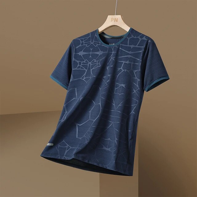 Marineblauw Pro-Fit Sport T-shirt voor heren – Ademend, sneldrogend en lichtgewicht sportshirt met modern patroon. Perfect voor fitness, hardlopen en training. Comfortabele pasvorm en vochtafvoerend materiaal