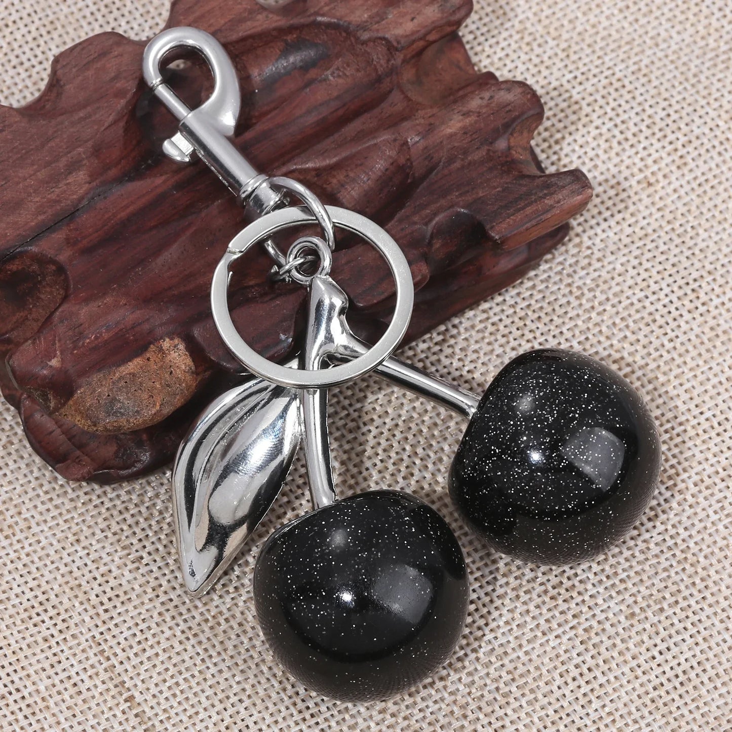 Kersen sleutelhanger dames – glanzend accessoire met gouden details en rode glitterkersen