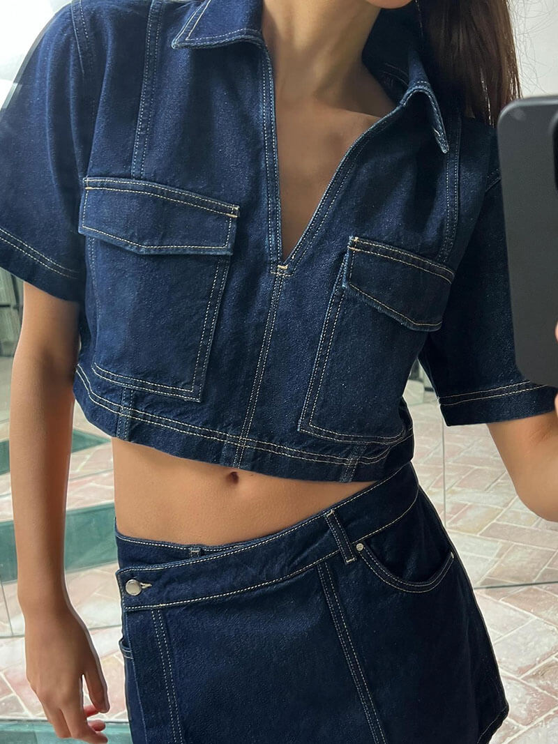 Trendy dames denim set in donkerblauw – zomerse co-ord top en asymmetrische rok