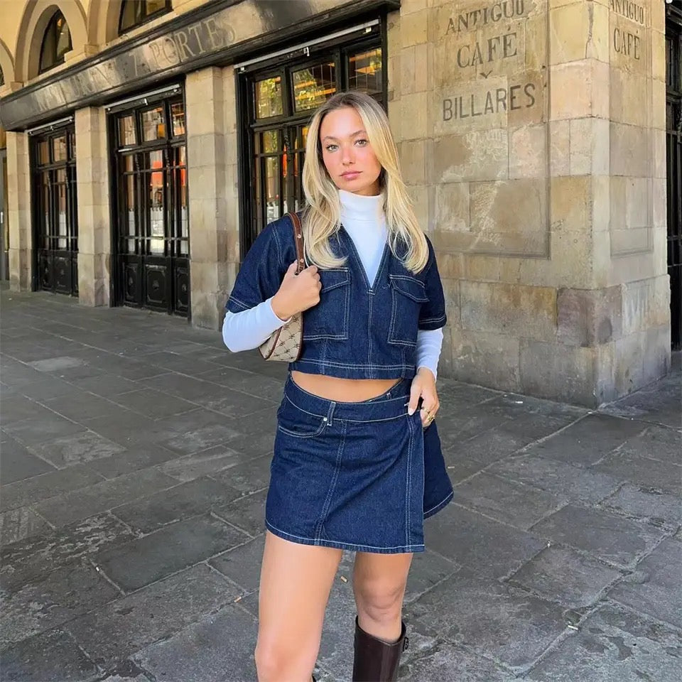Trendy dames denim set in donkerblauw – zomerse co-ord top en asymmetrische rok