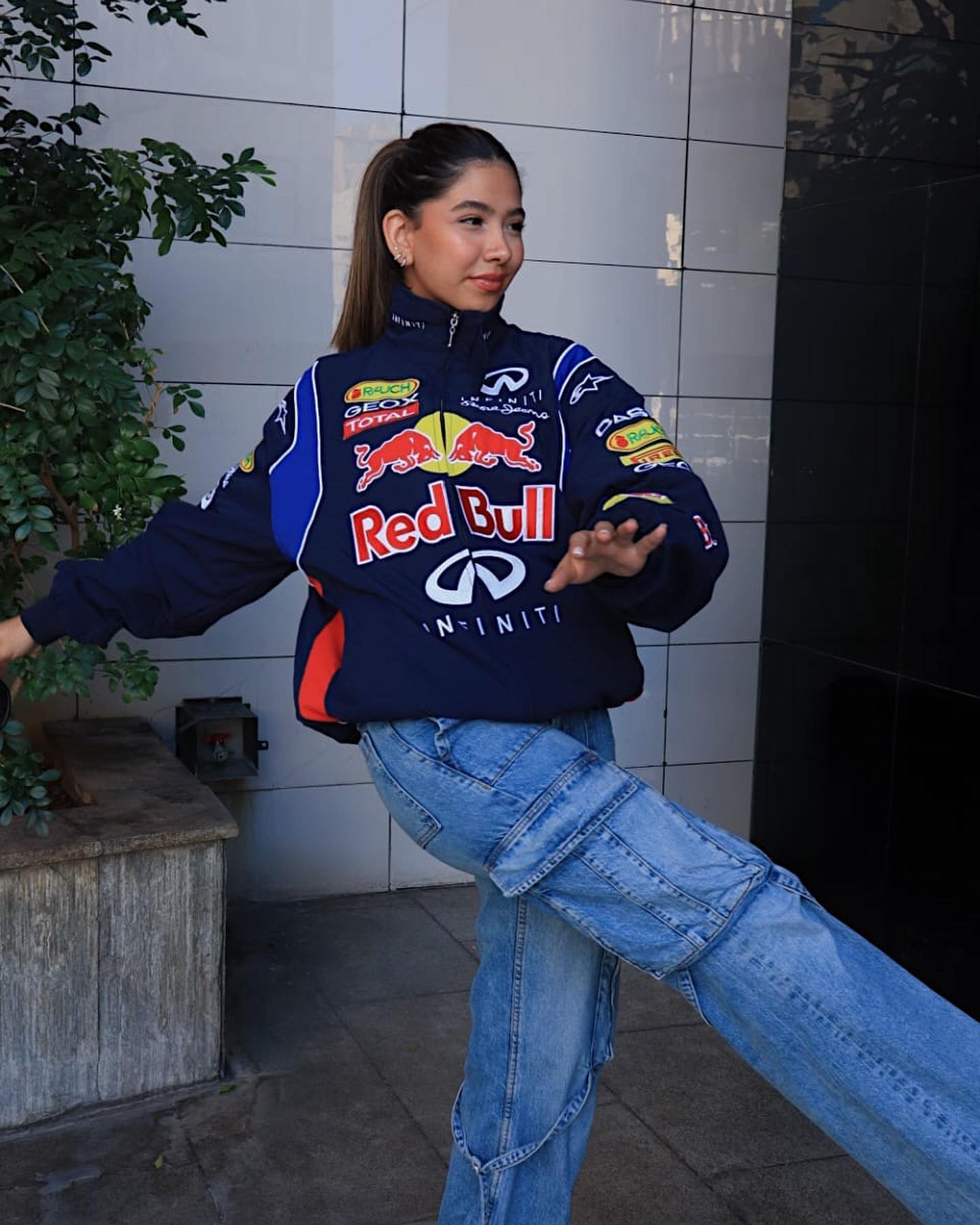 Retro F1 Racing Jacket met authentieke patches en sportieve uitstraling, perfect voor streetwear en casual looks