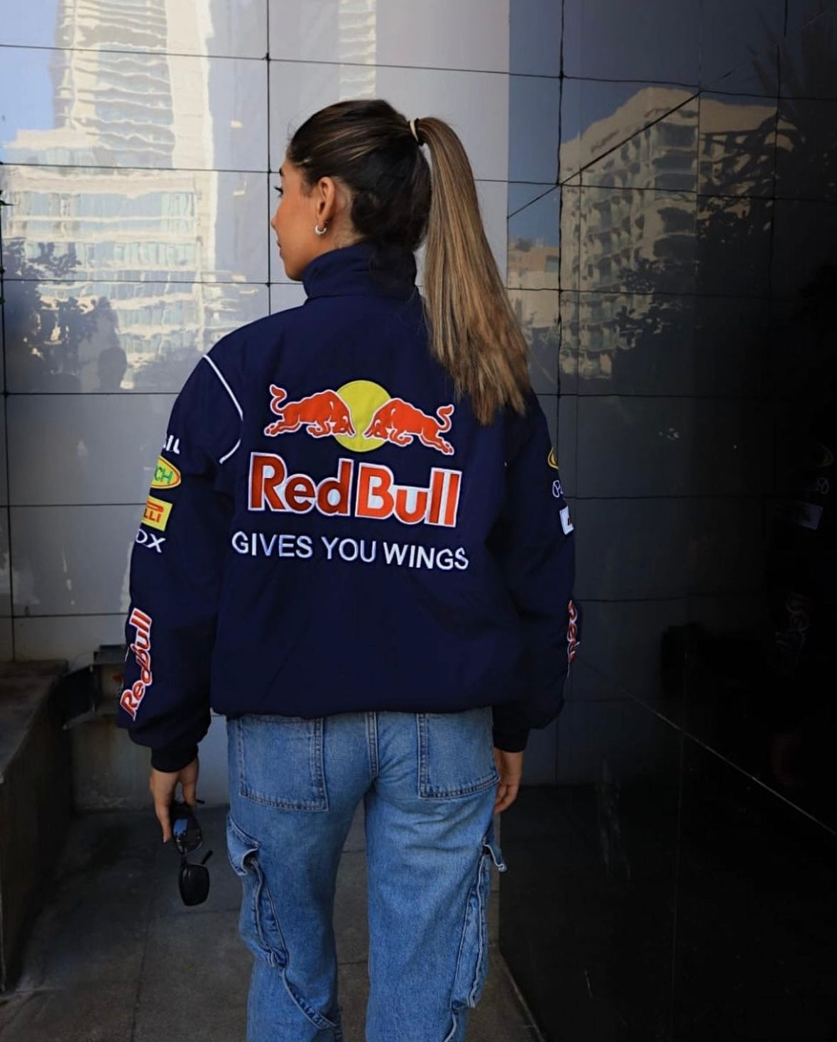 Retro F1 Racing Jacket met authentieke patches en sportieve uitstraling, perfect voor streetwear en casual looks