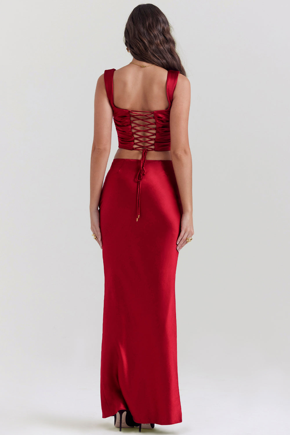 Tweedelige satijnen set met corset-top en schuine maxirok