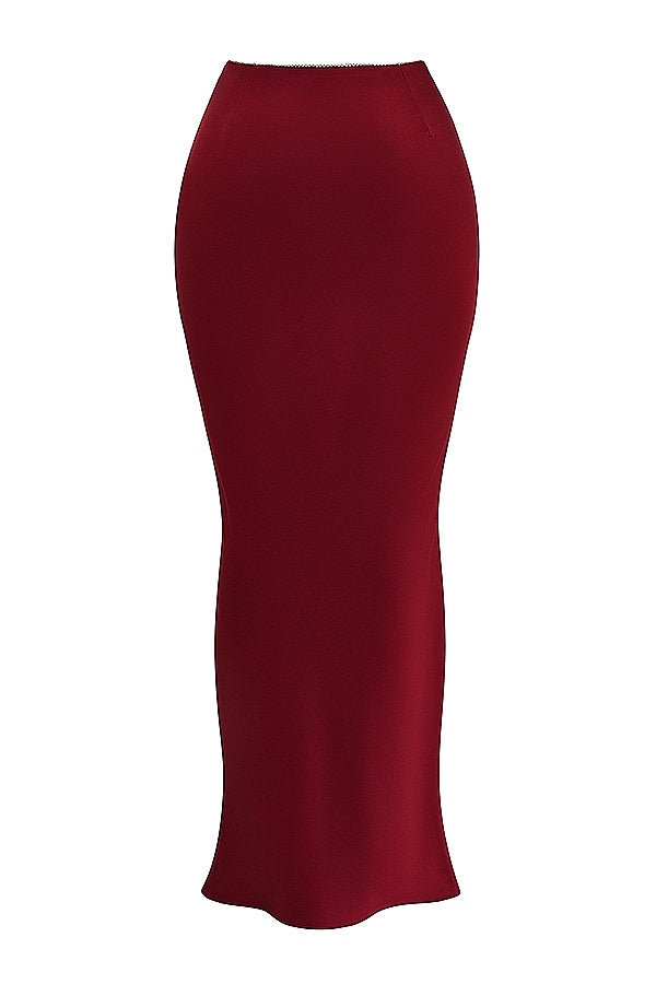 Tweedelige satijnen set met corset-top en schuine maxirok
