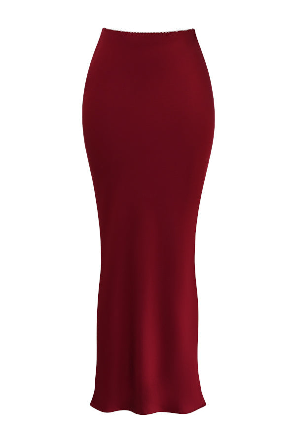 Tweedelige satijnen set met corset-top en schuine maxirok