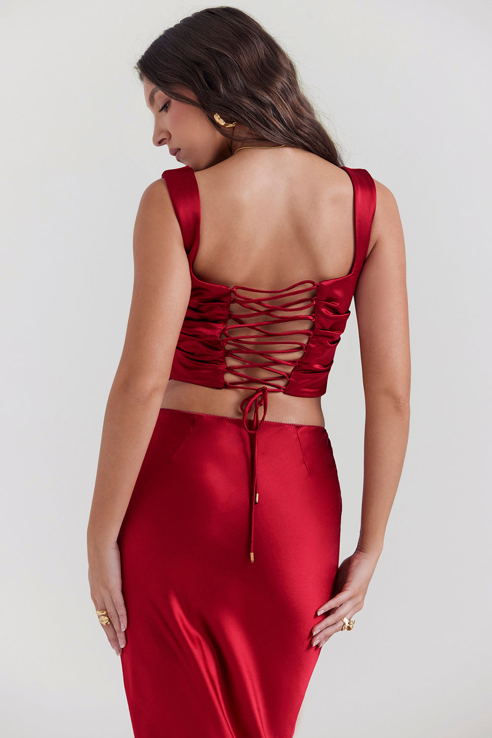 Tweedelige satijnen set met corset-top en schuine maxirok