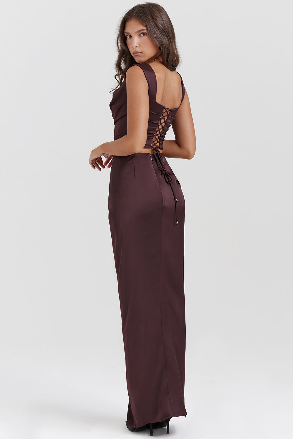 Tweedelige set met satijnen corset-top en maxirok in rijke tinten