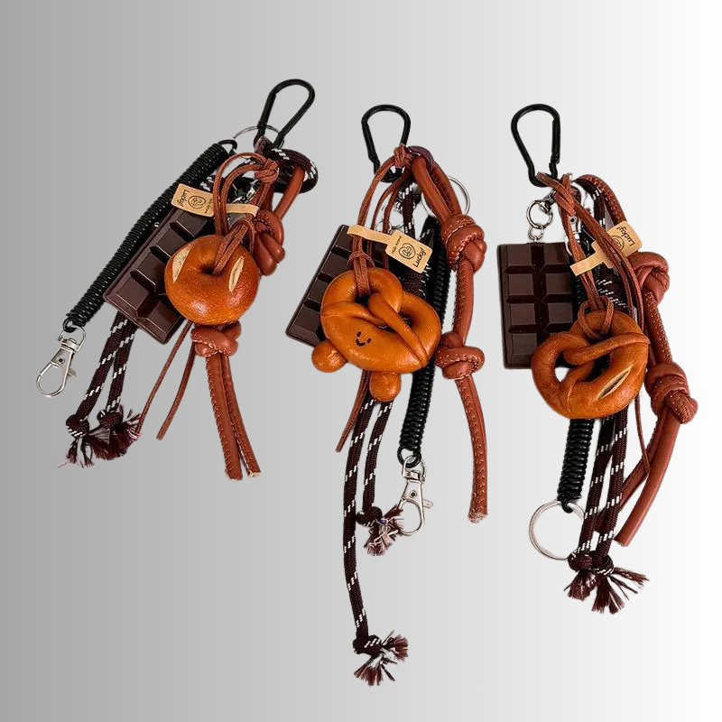 Unieke sleutelhanger dames met chocolade en broodje – speelse accessoire met karabijnhaak