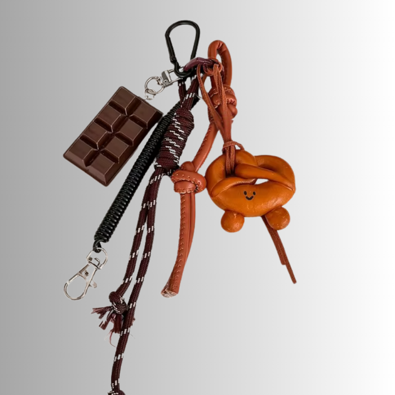 Unieke sleutelhanger dames met chocolade en broodje – speelse accessoire met karabijnhaak