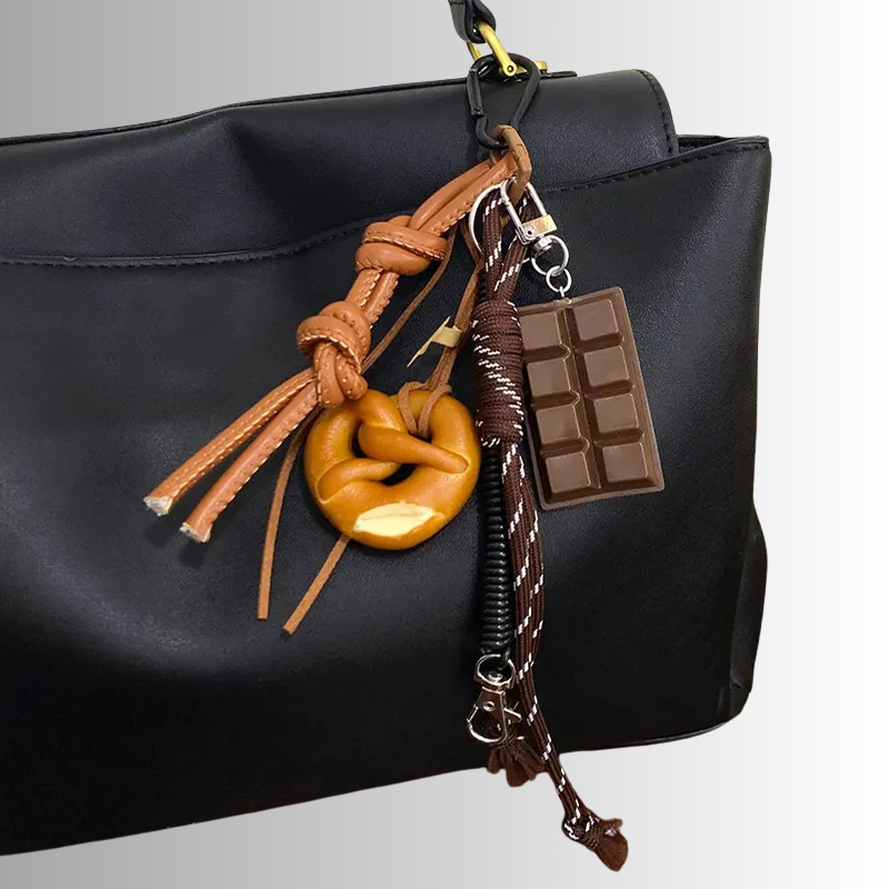 Unieke sleutelhanger dames met chocolade en broodje – speelse accessoire met karabijnhaak