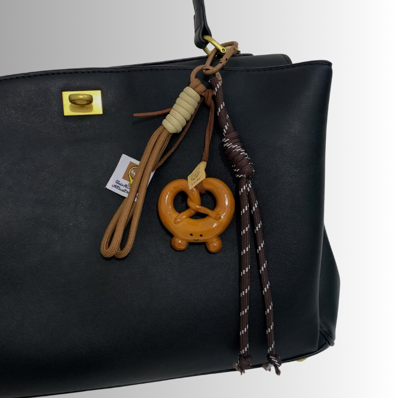 Unieke sleutelhanger dames met chocolade en broodje – speelse accessoire met karabijnhaak
