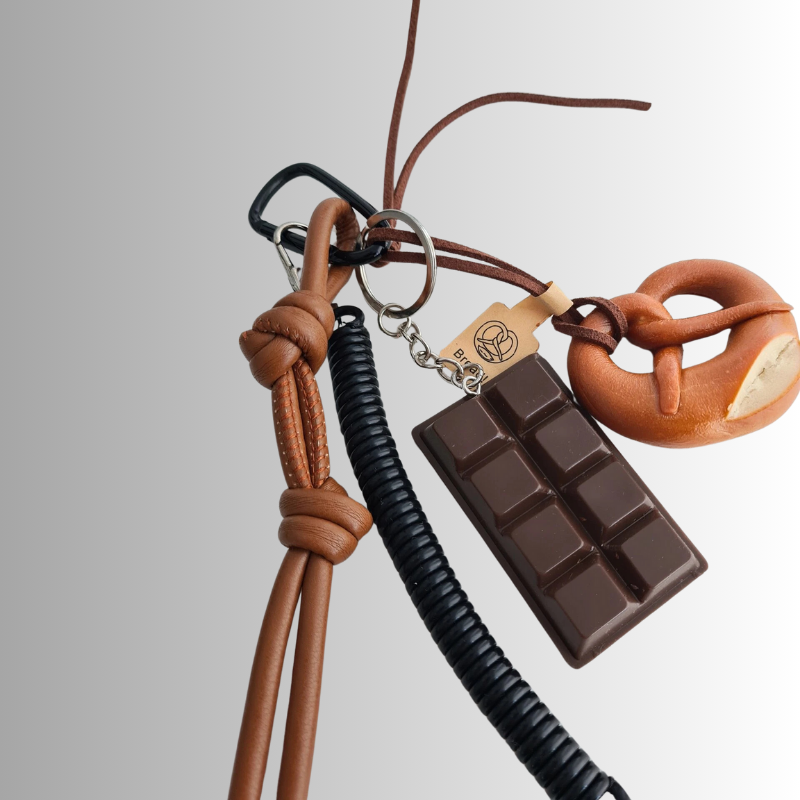 Unieke sleutelhanger dames met chocolade en broodje – speelse accessoire met karabijnhaak