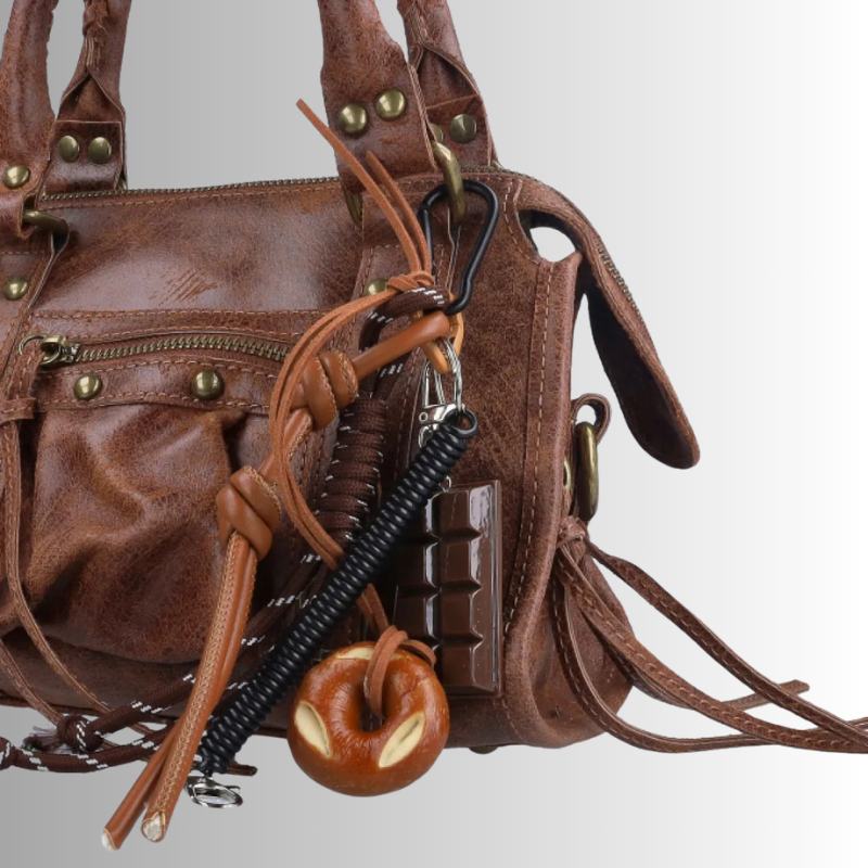 Unieke sleutelhanger dames met chocolade en broodje – speelse accessoire met karabijnhaak