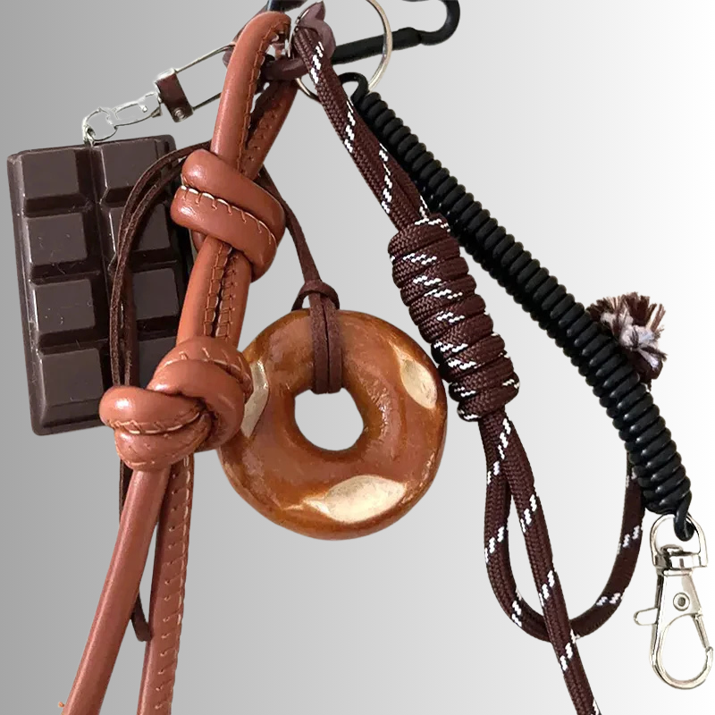 Unieke sleutelhanger dames met chocolade en broodje – speelse accessoire met karabijnhaak