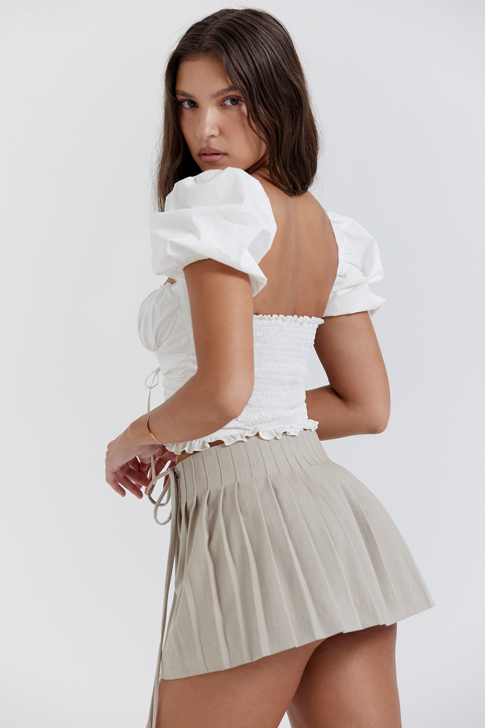 Witte geplooide crop top met beige overslag minirok