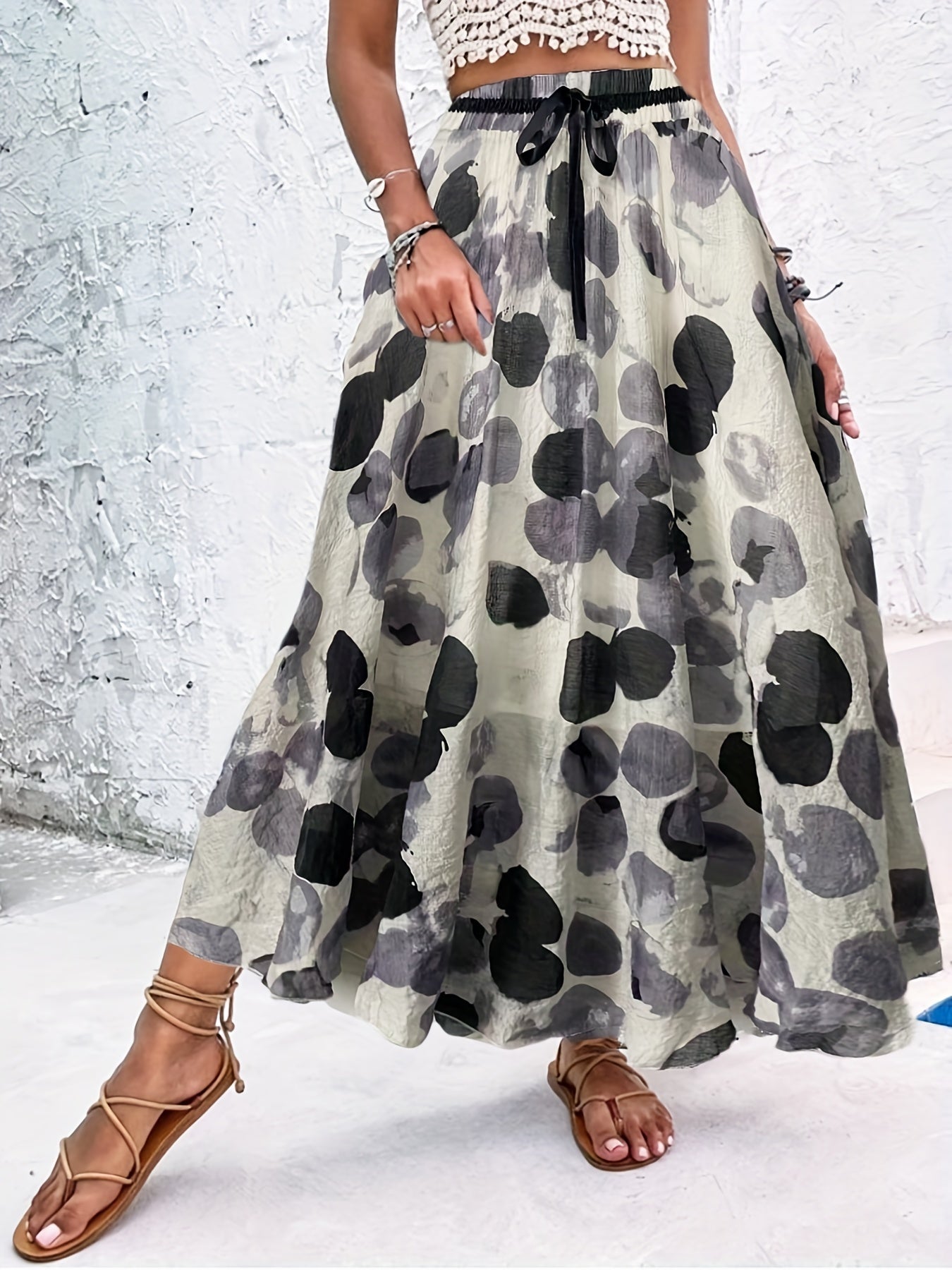 Zomerse maxi-rok met speelse stippen en strikdetail