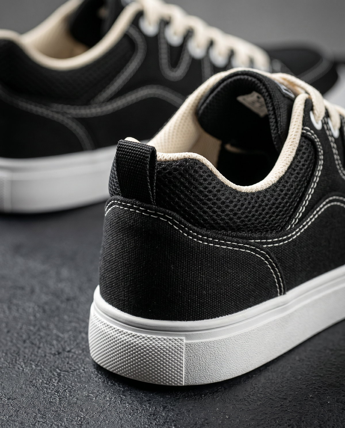 Canvas low-top sneakers winter | Contraststiksel