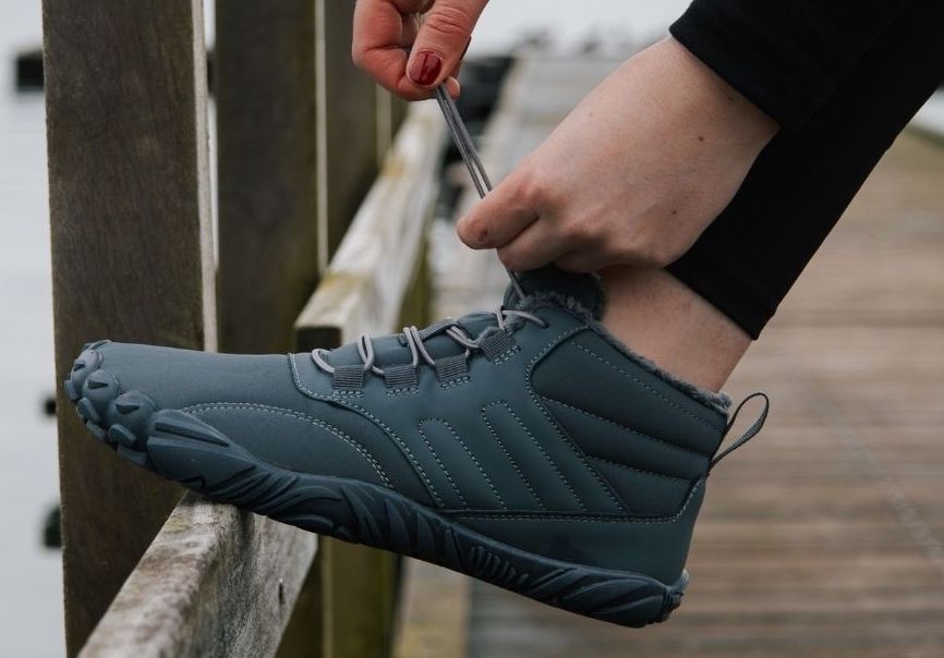 Waterdichte en antislip barefoot winter schoenen met warme voering, lichtgewicht ontwerp en flexibele zool voor outdoor activiteiten.