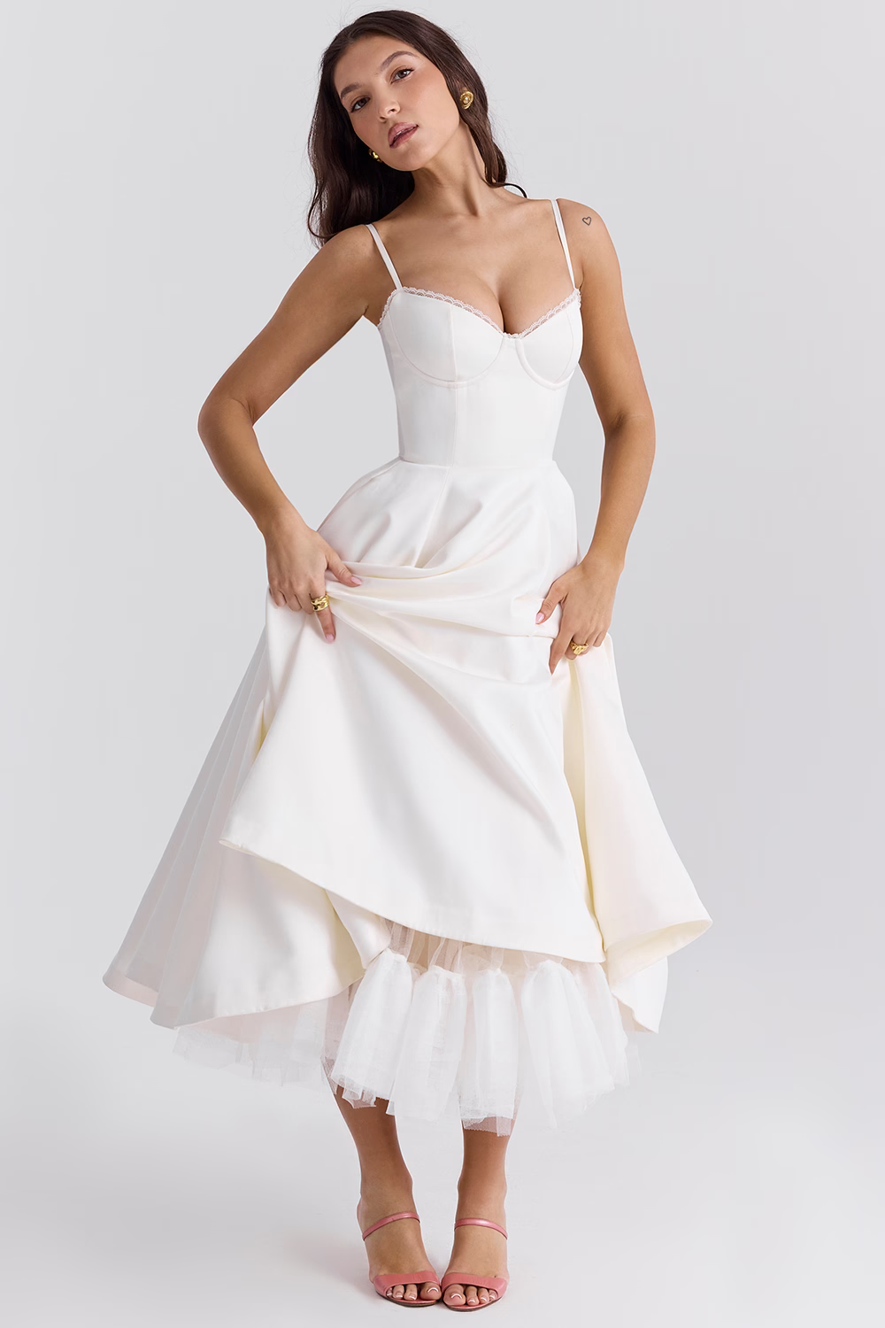 Elegante satijnen midi-jurk met tule rok en verstelbare bandjes, ideaal voor bruiloften, gala’s en speciale gelegenheden