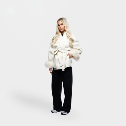 Amara Luxe Wrap – Winterse Glamour op Haar Best