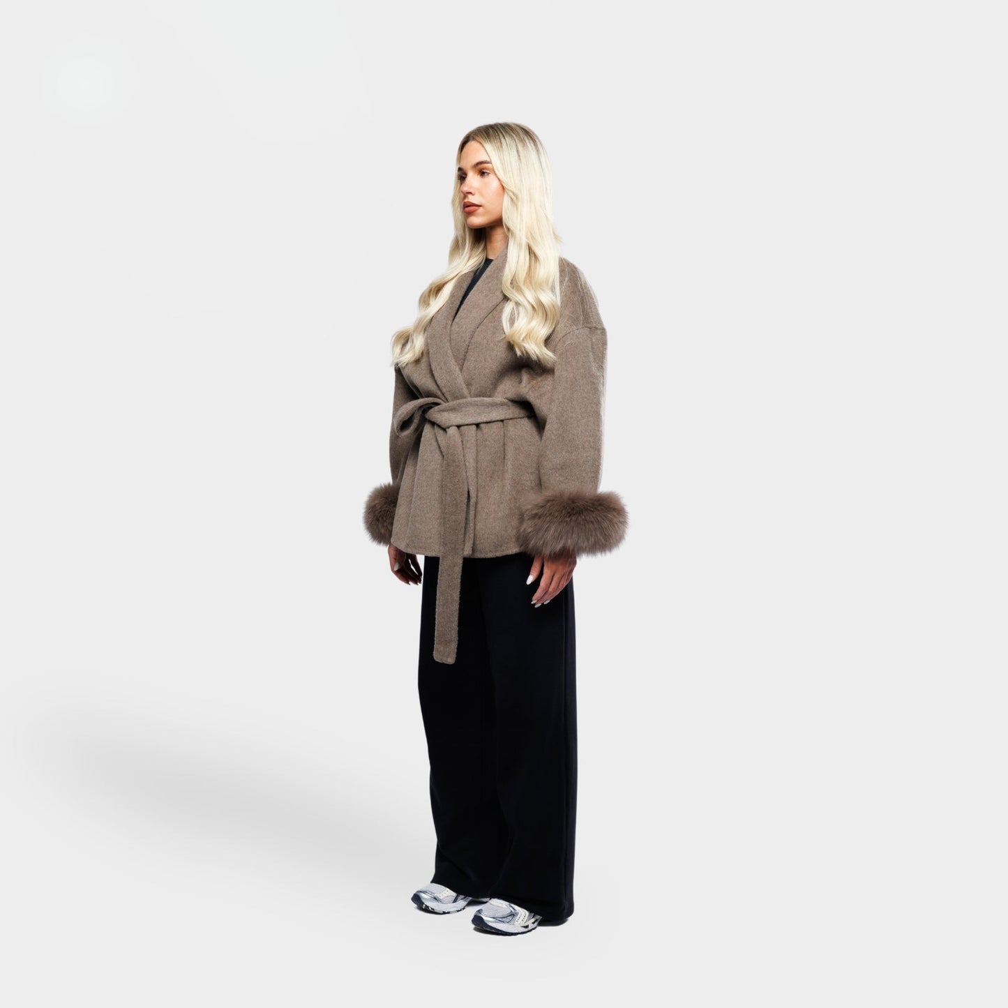 Amara Luxe Wrap – Winterse Glamour op Haar Best