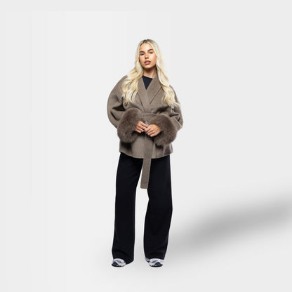 Amara Luxe Wrap – Winterse Glamour op Haar Best