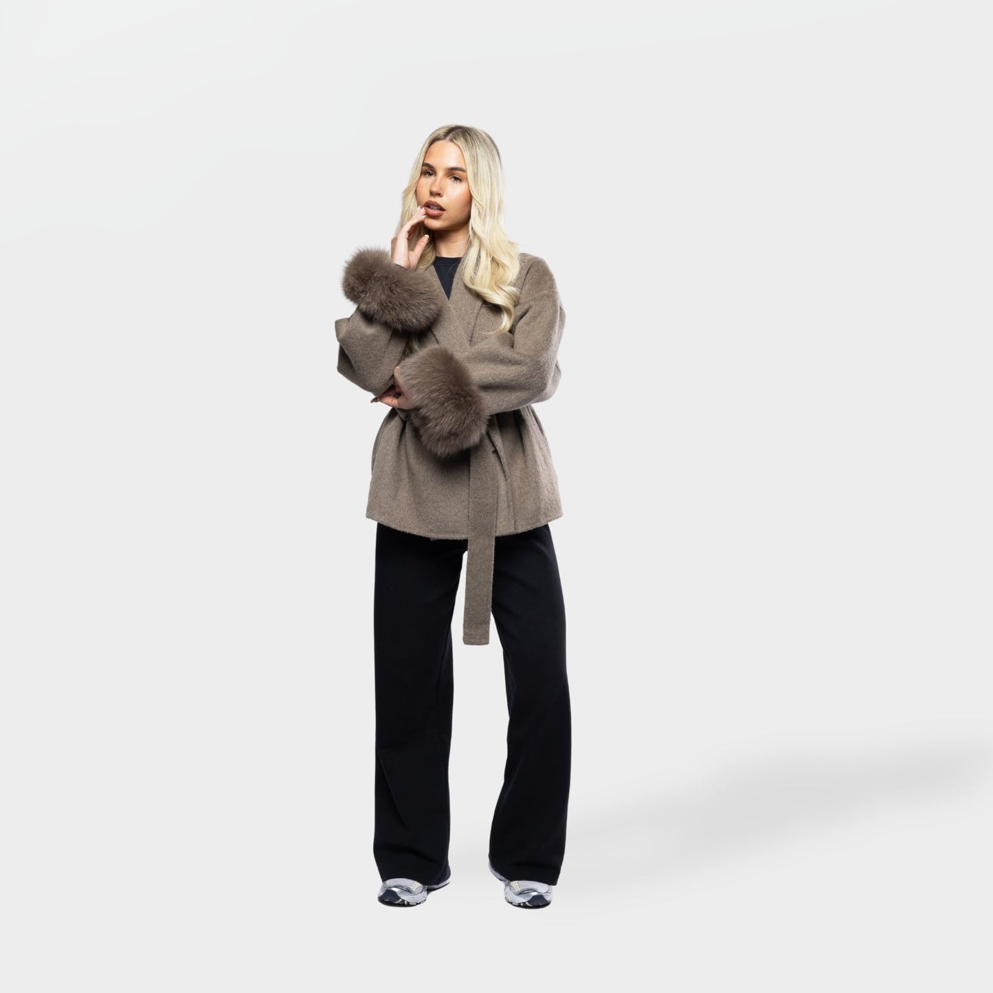 Amara Luxe Wrap – Winterse Glamour op Haar Best