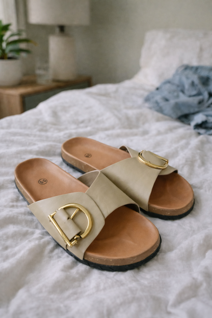 Sandalen Damen | Goldene Schnalle & Korkoptik-Sohle