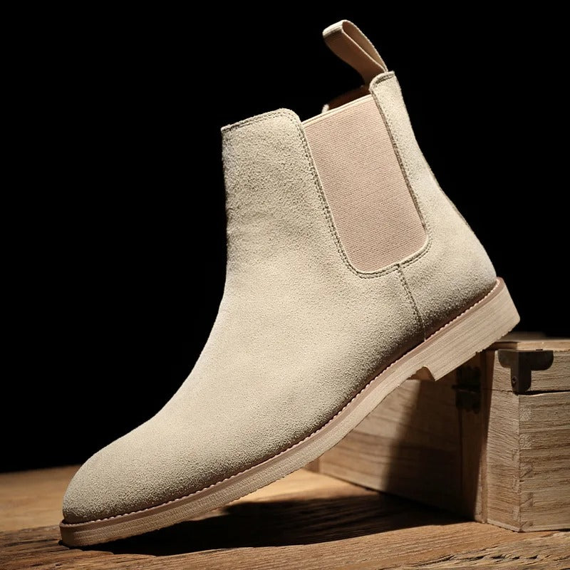 Beige Luxe suède Chelsea boots voor heren met elastische zijkanten en stevige zool, ideaal voor formele en casual outfits
