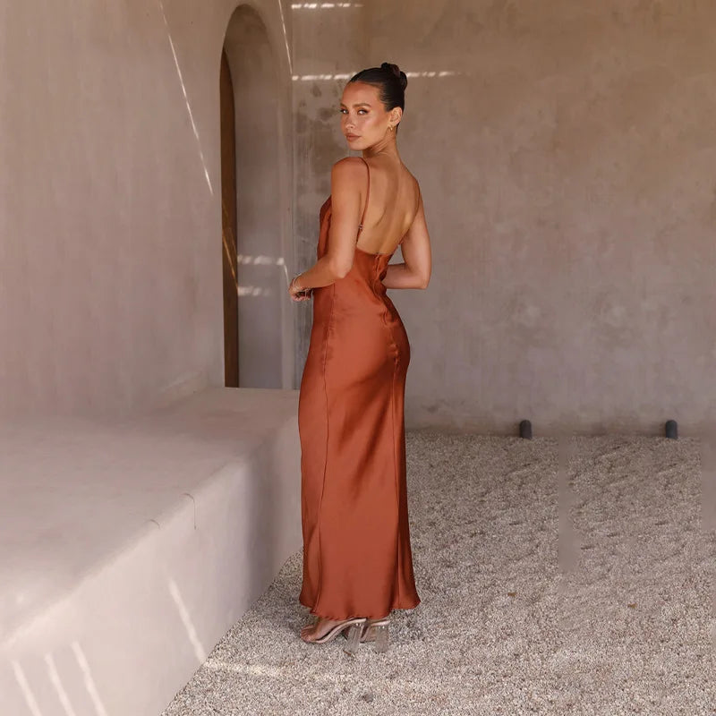 Luxe satijnen maxi-jurk met open rug, elegante pasvorm en tijdloos ontwerp voor speciale gelegenheden
