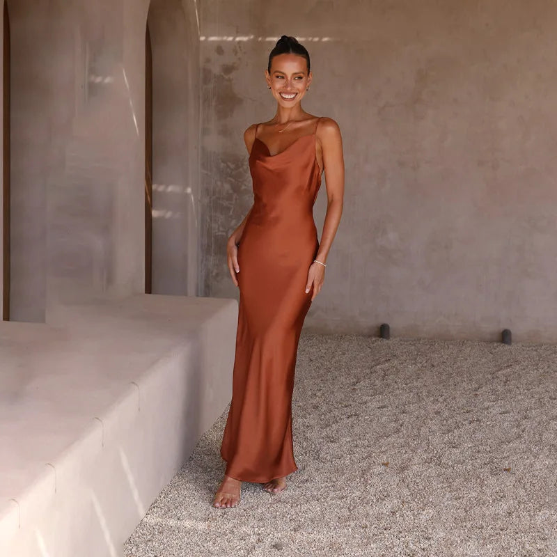 Luxe satijnen maxi-jurk met open rug, elegante pasvorm en tijdloos ontwerp voor speciale gelegenheden