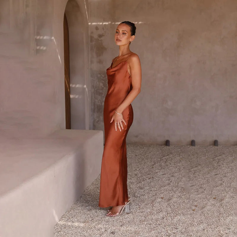 Luxe satijnen maxi-jurk met open rug, elegante pasvorm en tijdloos ontwerp voor speciale gelegenheden