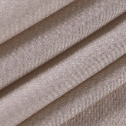 Model draagt een katoenen jurk met watervalhals en hoge split, ideaal voor een zomerse en stijlvolle look.