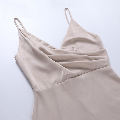 Model draagt een katoenen jurk met watervalhals en hoge split, ideaal voor een zomerse en stijlvolle look.