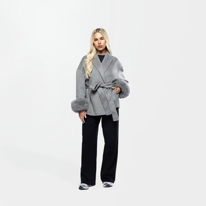 Amara Luxe Wrap – Winterse Glamour op Haar Best