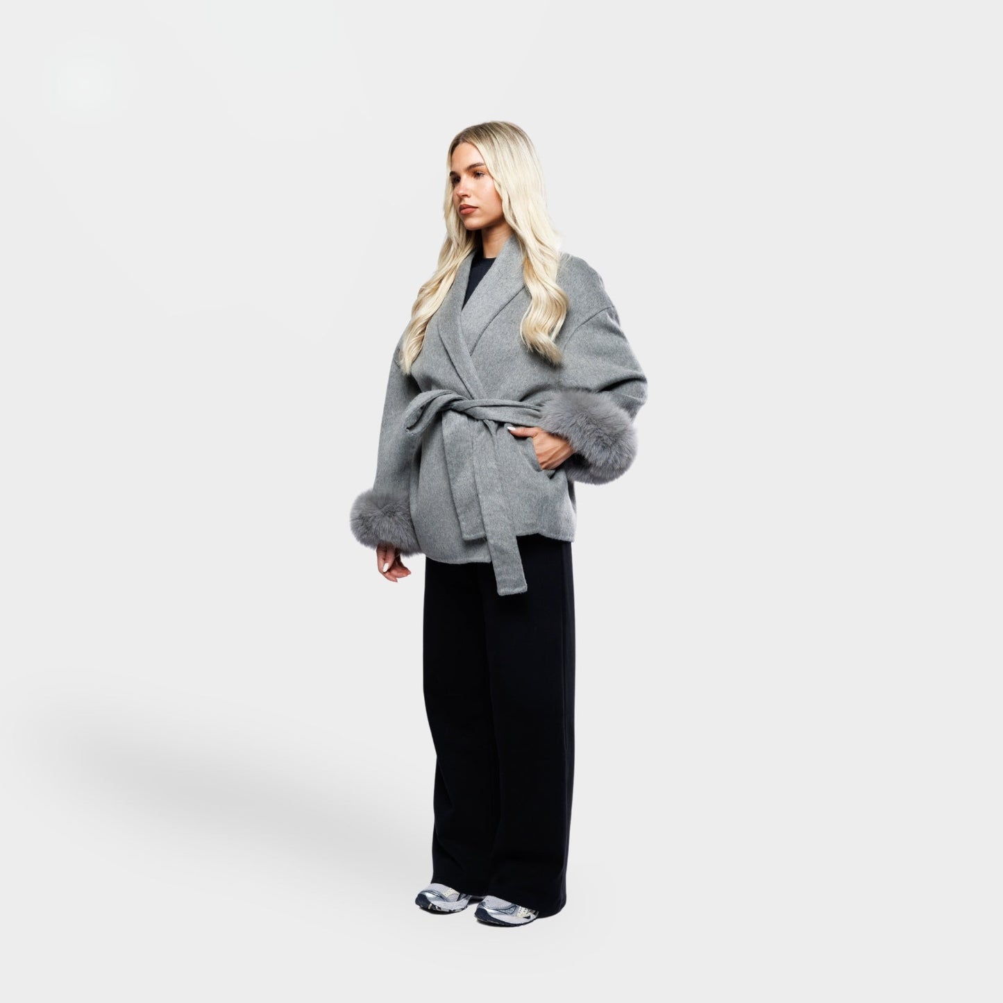 Amara Luxe Wrap – Winterse Glamour op Haar Best