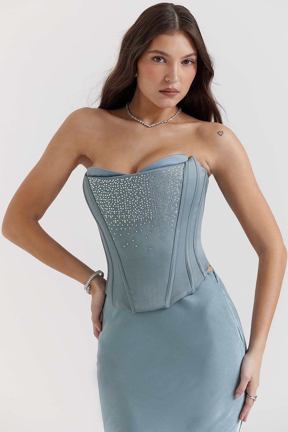 IJsblauwe strapless jurk met corsetdetail en sprankelende accenten
