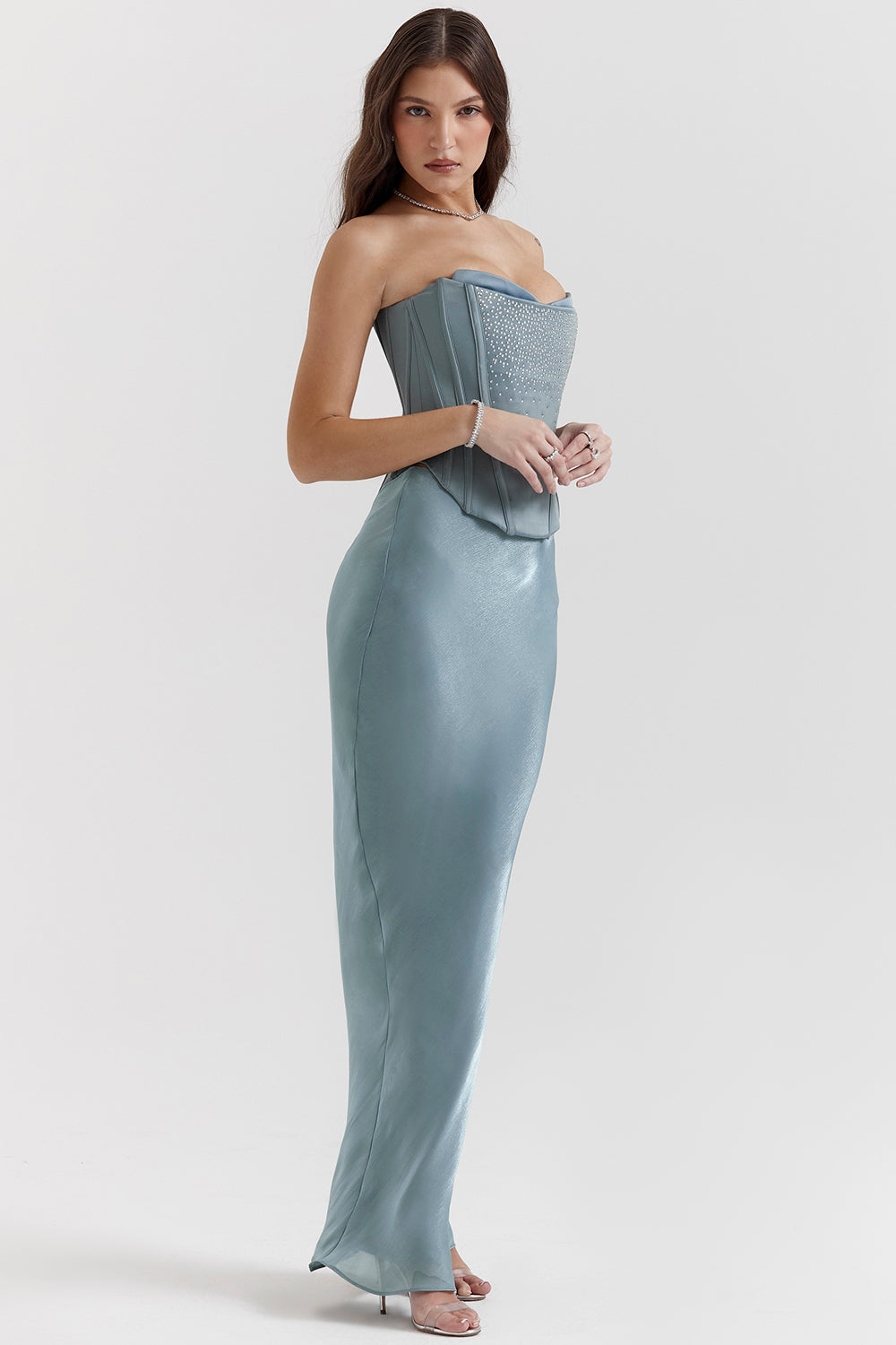 IJsblauwe strapless jurk met corsetdetail en sprankelende accenten