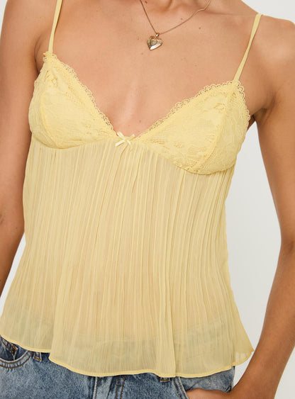 Plissé top met kant – luchtige zomerse top met dunne bandjes en elegante details.
