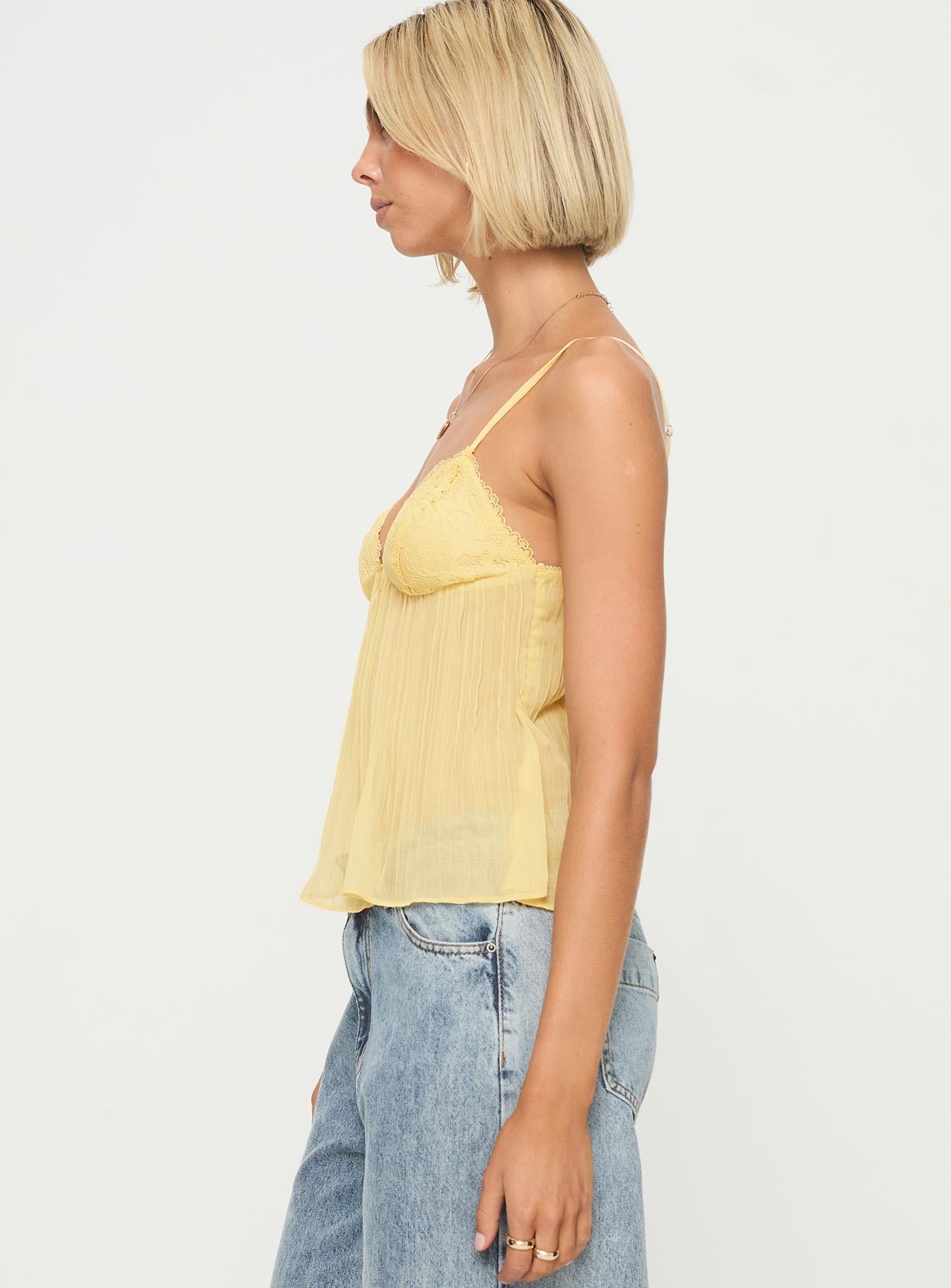 Plissé top met kant – luchtige zomerse top met dunne bandjes en elegante details.